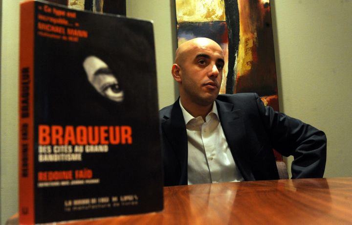 Au premier plan le livre "Braqueur : des cités au grand banditisme", écrit par Jérôme Pierrat et Redoine Faïd, pris en photo le 22 novembre 2010. (MAXPPP)