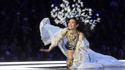 Au défilé Victoria's Secret à Shanghaï, le mannequin Ming Xi chute mais ne perd pas son sourire
 (Fred Dufour / AFP)