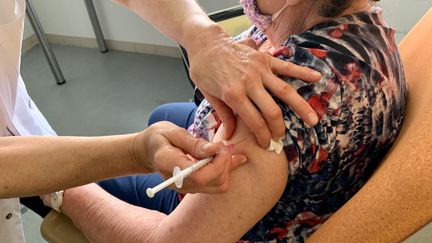 Une personne âgée se fait vacciner au centre de vaccination de Périgueux. (EMMANUEL CLAVERIE / FRANCE-BLEU PÉRIGORD)