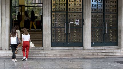 "Nous déciderons fin mai si nous pouvons rouvrir les lycées, en commençant par les lycées professionnels, début juin", a annoncé Edouard Philippe, le 28 avril à l'Assemblée nationale. (KENZO TRIBOUILLARD / AFP)