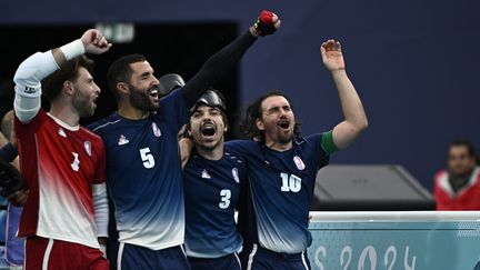 Le capitaine Frédéric Villeroux et ses coéquipiers de l'équipe de France de cécifoot après leur qualification pour la finale du tournoi paralympique, le 5 septembre 2024, au stade de la Tour Eiffel, à Paris. (JULIEN DE ROSA / AFP)