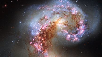 La galaxie des Antennes, composée de deux galaxies entrées en collision dans la constellation du Corbeau, et photographiée par le télescope Hubble en 2006. (ESA / HUBBLE / AFP)