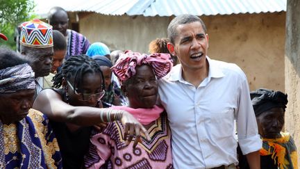 Barack Obama, encore jeune sénateur, visite sa grand-mère Sarah Hussein Onyango Obama dans son village kenyan de Kogelo, le 2 août 2006. (Photo Reuters)