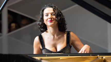 Glamour et passionnée, la pianiste Khatia Buniatishvili détonne dans l'univers feutré du classique. (ELMAR KREMSER/SVEN SIMON / SVEN SIMON)