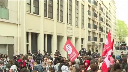 Sciences Po Paris bloqué : de vives tensions ont éclaté devant l’établissement (france info)