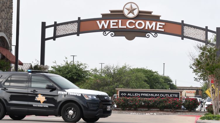 A police vehicle in front of the mall in Allen, Texas (United States), on May 7, 2023, where a shooting took place the day before.  (IAN HALPERIN / MAXPPP)