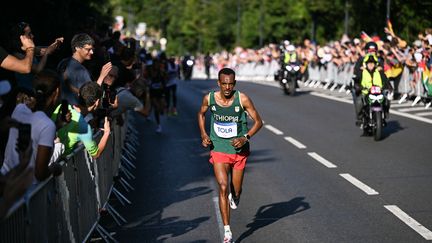 Marathon aux JO 2024 : l'Ethiopien Tamirat Tola remporte la médaille d'or en solitaire et bat le record olympique