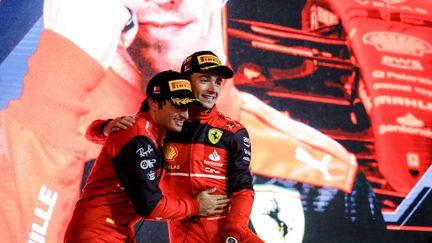 La joie de Charles Leclerc et Carlos Sainz sur le podium du GP de Bahreïn, dimanche 20 mars 2022. (XAVI BONILLA / XAVI BONILLA / AFP)