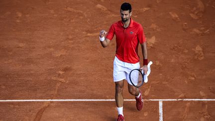 Novak Djokovic célèbre sa victoire contre Alex De Minaur en quarts de finale du Masters 1000 de Monte-Carlo, vendredi 12 avril à Monaco. (VALERY HACHE / AFP)