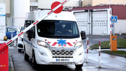 Une ambulance quitte l'hôpital de Creil (Oise), le 26 février 2020. (MAXPPP)