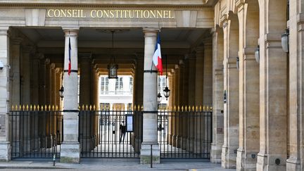 La façade du Conseil constitutionnel à Paris, le 8 avril 2023. (HENRIQUE CAMPOS / HANS LUCAS / AFP)