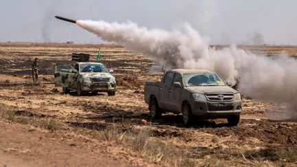 Les forces kurdes syriennes (YPG) lors d'un combat contre les combattants de l'organisation Etat islamique &agrave;&nbsp;Tell Abyad (Syrie), le 15 juin 2015. (REUTERS)