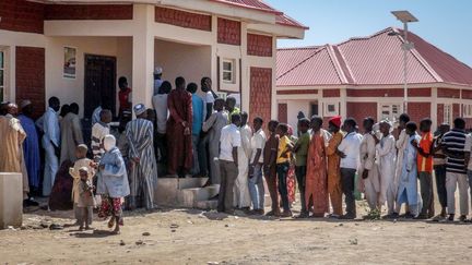 Des personnes trouvent refuge &agrave;&nbsp;Maiduguri, dans&nbsp;le nord-est du Nigeria, apr&egrave;s l'attaque de la ville de Baga,&nbsp;le 14 janvier 2015. (MOHAMMED ABBA / ANADOLU AGENCY / AFP)