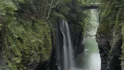 Le 20 Heures du jeudi 7 septembre vous emmène au Japon, sur l'île de Kyushu, pour naviguer dans les gorges de Takachiho. Ce serait, selon la légende, le premier endroit sur Terre visité par un dieu. (France 2)