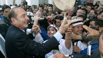 Jacques Chirac lors d'une visite d'Etat en Alg&eacute;rie, le 2 mars 2003, &agrave; Alger. (PATRICK KOVARIK / AFP)