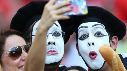 &nbsp; (Des supporters des Bleus se font prendre en photo. © SIPA)