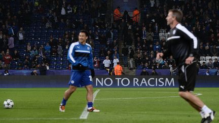 Une bannière contre le racisme lors d'un match entre Copenhague et Leceister à Leceister, le 18 octobre 2016. (OLI SCARFF / AFP)