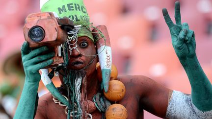 Certains supporters, comme ce Nig&eacute;rien, vont jusqu'&agrave; peindre leur cam&eacute;ra en plus de leur corps aux couleurs nationales.&nbsp; (STEPHANE DE SAKUTIN / AFP)