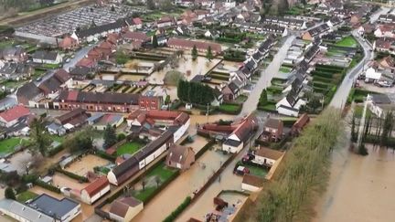 Dans le Pas-de-Calais, une trentaine de maisons doivent être détruites sur la commune d'Arques, car elles ne peuvent empêcher l'eau d'y pénétrer, une décision difficile et douloureuse pour les habitants.  Certains refusent catégoriquement.