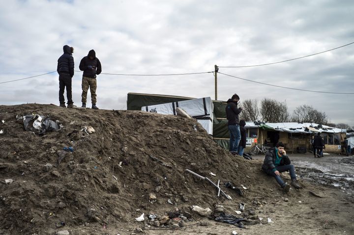 Des migrants dans la "jungle" de Calais, le 23 février 2016. (MAXPPP)