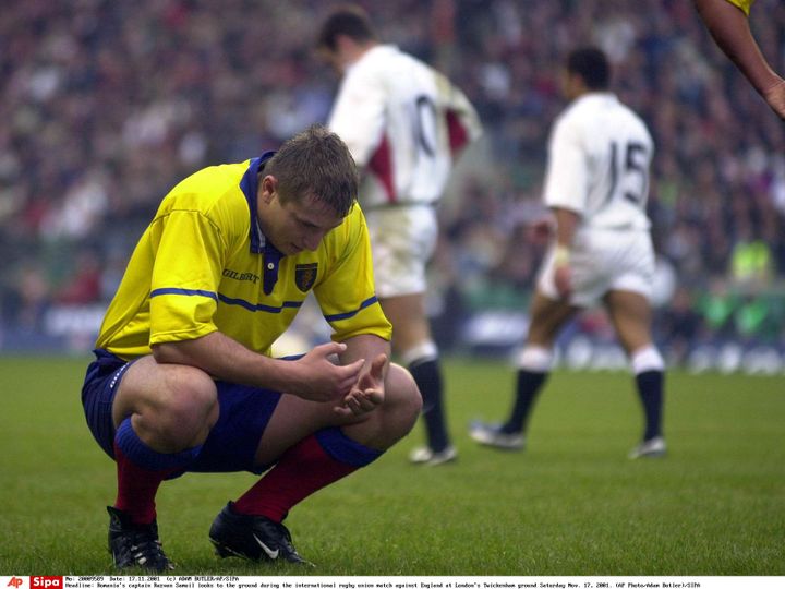 Razvan Samuil est le capitaine de l'&eacute;quipe de Roumanie qui a subi la plus lourde d&eacute;faite de son histoire, le 17 novembre 2001 contre l'Angleterre, &agrave;&nbsp;Twickenham, pr&egrave;s de&nbsp;Londres. (ADAM BUTLER/AP/SIPA / AP)