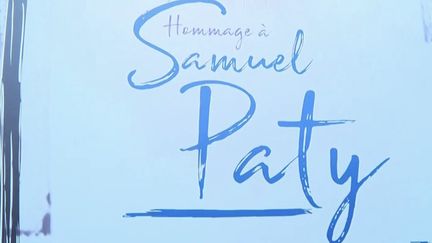 Une deuxième journée d’hommage à Samuel Paty s’est tenue samedi 16 octobre, un an jour pour jour après l’assassinat de l’enseignant de 47 ans. À Éragny-sur-Oise (Val-d’Oise), où il vivait, et à Conflans-Sainte-Honorine (Yvelines), où il exerçait, l’émotion est toujours vive. (Capture d'écran France 3)