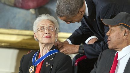 Barack Obama remet la médaille de la liberté à la mathématicienne Katherine Johnson, le 24 novembre 2015 à Washington (Etats-Unis). (RON SACHS / DPA / AFP)