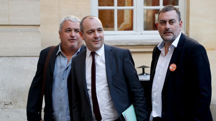 Laurent Berger, secrétaire général de la CFDT, au centre, au sortir de sa réunion avec le Premier ministre à Matignon le 7 mai 2018. (FRANCOIS GUILLOT / AFP)