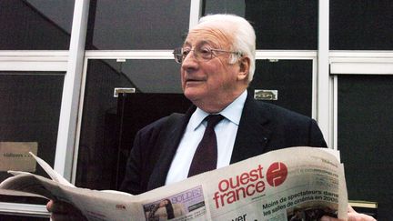 L'ex PDG de "Ouest-France" devant l'imprimerie du journal "Presse Océan", à Sautron (Loire-Atlantique), le 12 janvier 2006. (FRANK PERRY / AFP)