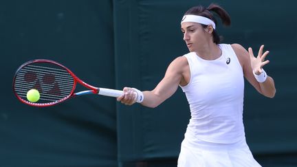 La Française Caroline Garcia, lors de son troisième tour face à&nbsp;Shuai Zhang,&nbsp;le 1er juillet 2022, à Wimbledon. (KIERAN GALVIN / EPA / MAXPPP)