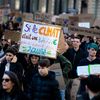 Des étudiants français défilent à Paris, le 22 février 2019, lors de la Marche pour le climat. (EDOUARD RICHARD / HANS LUCAS)