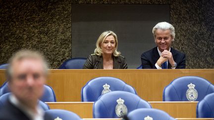 La pr&eacute;sidente du FN, Marine Le Pen, et le pr&eacute;sident du PVV n&eacute;erlandais,&nbsp;Geert Wilders (D), le 13 novembre 2013 &agrave; La Haye (Pays-Bas). (VALERIE KUYPERS / ANP / AFP)