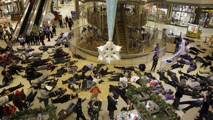 "Die-in" organis&eacute; dans le centre commercial de Chesterfield (Missouri, Etats-Unis)&nbsp;pour protester contre la relaxe du policier qui a tu&eacute; Michael Brown &agrave; Ferguson, le 28 novembre 2014. (JEFF ROBERSON / AP / SIPA)