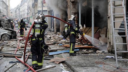 Des pompiers interviennent sur les lieux de l'explosion qui a secoué la rue de Trévise à Paris, samedi 12 janvier 2019. (THOMAS SAMSON / AFP)