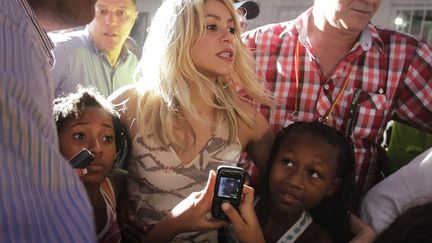 Rappel : en d&eacute;cembre dernier&nbsp;Shakira coupait ses cheveux au carr&eacute;. Quatre mois plus tard, la chanteuse a retrouv&eacute; sa tignasse d'antan. Ils sont vraiment forts ces Colombiens... (RICARDO MORAES / REUTERS)