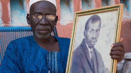 Seyba Keita : "Je souhaitais photographier quelqu’un qui a œuvré pour le pays sans chercher la gloire et, grâce à plusieurs intermédiaires, j’ai réussi à entrer en contact avec Bédié Diarra. Bédié Diarra, né vers 1948 à Baguineda, région de Koulikoro, part en URSS de 1967 à 1969 avec la dernière promotion qui a étudié à l’Est au temps du président Modibo Keita, le premier chef d’Etat du Mali indépendant. Il sort major de sa promotion d’études politiques. Au programme : sociologie, idéologie, philosophie et économie politique." (SEYBA KEITA, 2017)
