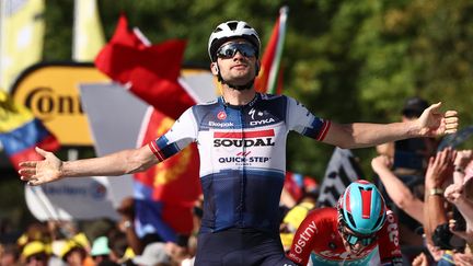 Kasper Asgreen célèbre sa victoire lors de la 18e étape du Tour de France, à Bourg-en-Bresse, le 20 juillet 2023. (ANNE-CHRISTINE POUJOULAT / AFP)