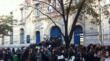 &nbsp; (Devant le lycée Voltaire, dans le XIe arrondissement de Paris © Léa Philippe)