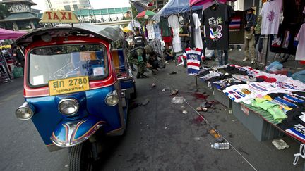 Le lieu o&ugrave; une attaque &agrave; la grenade, visant des opposants au gouvernement, a fait trois morts, dont deux enfants, dimanche 23 f&eacute;vrier &agrave; Bangkok (Tha&iuml;lande). (PORNCHAI KITTIWONGSAKUL / AFP)