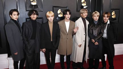 Les membres du groupe de K-pop (musique pop sud-coréenne) BTS lors de la 62e cérémonie annuelle des Grammy Award à Los Angeles le 26 janvier 2020. (ETIENNE LAURENT / EPA)