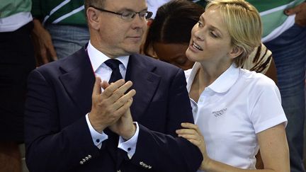 Le prince Albert de Londres et la princesse Charlene lors des &eacute;preuves de natation du 29 juillet 2012 aux JO de Londres.&nbsp; (FABRICE COFFRINI / AFP)