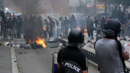 Des &eacute;meutiers faisant face aux polciiers, lors des violences survenues en marge d'une manifestation pro-palestinienne interdite, &agrave; Sarcelles (Val-d'Oise), le 20 juillet 2014. (PIERRE ANDRIEU / AFP)