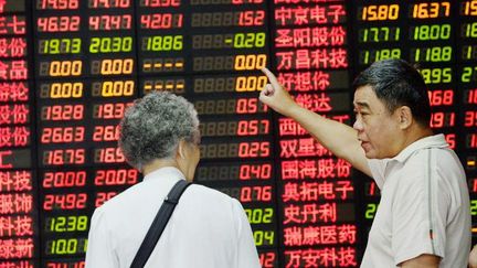 Les valeurs des entreprises cotées à la bourse de Shanghai, le 1er juillet 2015. (AFP)