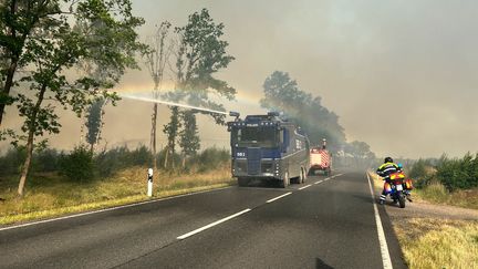 Un camion de police équipé d'un canon à eau tente d'éteindre un incendie dans un forêt près de Berlin, le 19 juin 2022. (THOMAS SCHULZ / TNN)