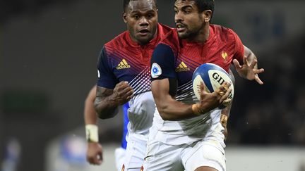 Wesley Fofana avec Virimi Vakatawa en soutien sous le maillot de l'équipe de France (MIGUEL MEDINA / AFP)