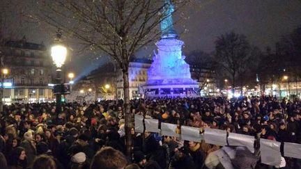 Après la manifestation contre la loi El Khomri, des centaines de personnes continuent la mobilisation place de la République, à Paris, dans le cadre d'une opération "Nuit Debout" (NUIT DEBOUT / TWITTER)