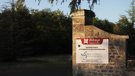 L'abbaye Sainte-Croix de Saint-Benoît,&nbsp;près de Poitiers (Vienne), lieu d'essais cliniques "sauvages", le 19 septembre 2019. (GUILLAUME SOUVANT / AFP)