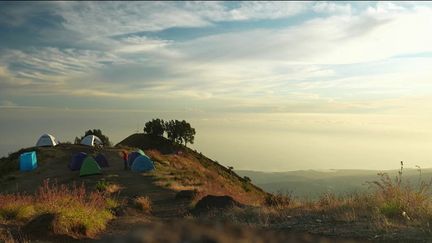 Le journal du 20 Heures vous emmène à la découverte d'un volcan qui fascine. Il s'appelle le Rinjani, et se trouve sur l'île indonésienne de Lombok. Pour parvenir au sommet, il vaut mieux avoir un petit peu de souffle : un jour et demi de marche est nécessaire.&nbsp; (FRANCE 2)