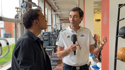 Sébastien Le Garrec fait visiter le pôle médical de l'Insep à Théo Curin. (FABRICE RIGOBERT / RADIO FRANCE)