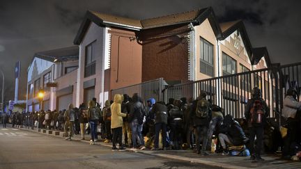 Plus de 1 400 personnes sont évacuées d'un campement de migrants porte d'Aubervilliers, dans le nord de Paris, le 28 janvier 2020.&nbsp; (ANTONIN BURAT / HANS LUCAS / AFP)